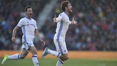 Bek Chelsea, Marcos Alonso, merayakan gol yang dicetaknya ke gawang Bournemouth pada laga Premier League di Stadion Vitality, Inggris, Sabtu (8/4/2017). Bournemouth kalah 1-3 dari Chelsea. (AFP/Glyn Kirk)