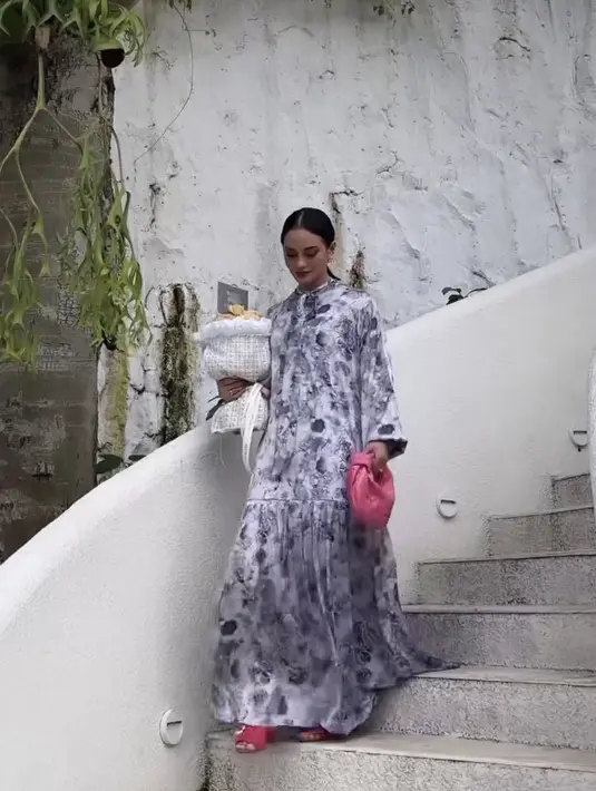 Dress panjang dengan pleated di bagian bawah seperti Ririn juga membuat lebaran dan halal bihalal lebih berkesan.  Credit: Instagram (@ririnekawati)