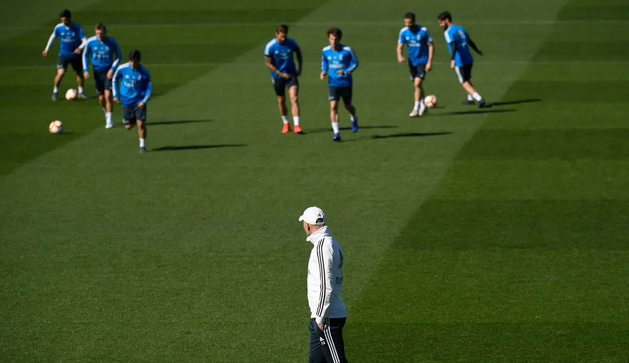 Pelatih Real Madrid Zinedine Zidane melihat para pemain berlatih di fasilitas pelatihan Valdebebas di Madrid (15/3). Zidane kembali melatih Real Madrid menggantikan Santiago Solari. (AFP Photo/Gabriel Bouys)
