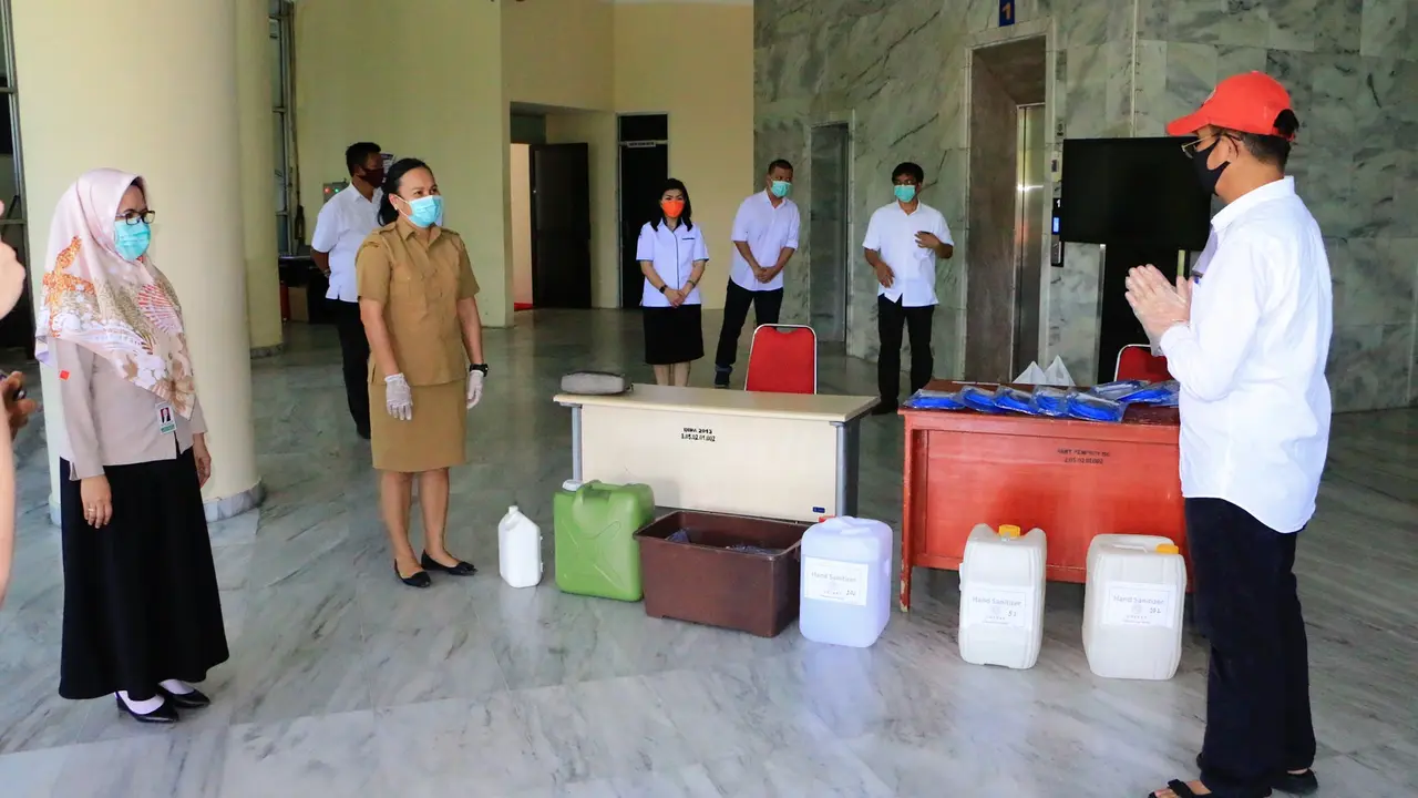 Wakil Rektor Bidang Umum Ronny Adrie Maramis saat menyerahkan bantuan tersebut, Senin, 13 April 2020.