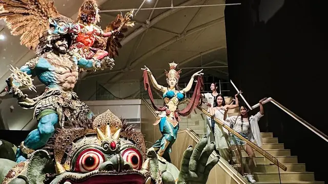 6 Gaya Hyoyeon SNSD hingga Dita Karang SECRET NUMBER Syuting di Pulau Dewata, Tampil Menawan Berkebaya Bali