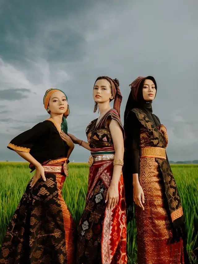 7 Pesona Sarah Menzel Pakai Baju Tradisional NTB, Curi Perhatian