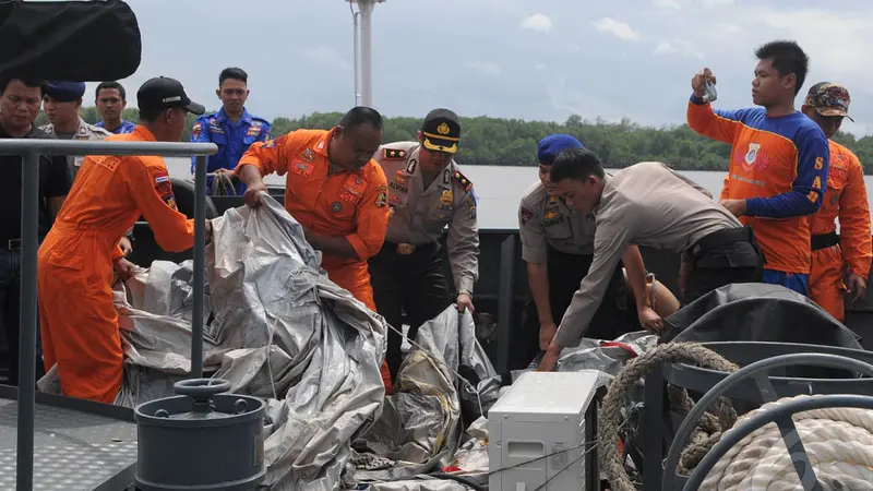 Ini Tabung Gas dan Tangga Darurat yang Diduga Milik AirAsia