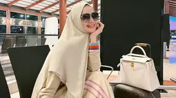 Sejak mengenakan hijab, penampilan cantik Citra Kirana kerap mencuri perhatian. Terlebih saat tampil memakai gamis dan hijab syar'i, penampilan ibu satu anak ini menuai pujian warganet. Tak sedikit dari mereka yang kagum dengan pesona Citra Kirana. (Liputan6.com/IG/@citraciki)