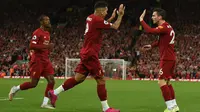 Para pemain Liverpool merayakan gol yang dicetak Roberto Firmino ke gawang Norwich pada laga Premier League di Stadion Anfield, Liverpool, Jumat (9/8). Liverpool menang 4-1 atas Norwich. (AFP/Oli Scarff)