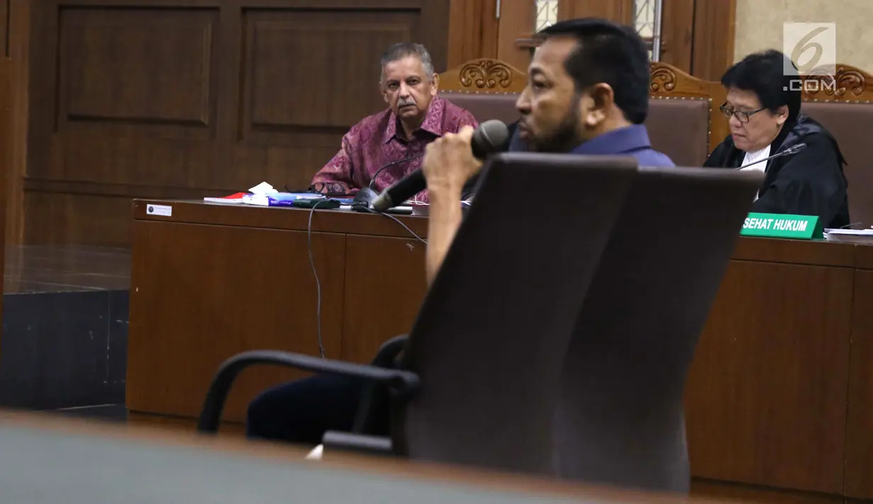 Terdakwa dugaan suap proyek PLTU Riau-1 yang juga mantan Dirut PLN, Sofyan Basir (kiri) menyimak keterangan terpidana korupsi e-KTP, Setya Novanto yang menjadi saksi pada sidang di Pengadilan Tipikor, Jakarta, Senin (12/8/2019). Sidang mendengar keterangan saksi. (Liputan6.com/Helmi Fithriansyah)