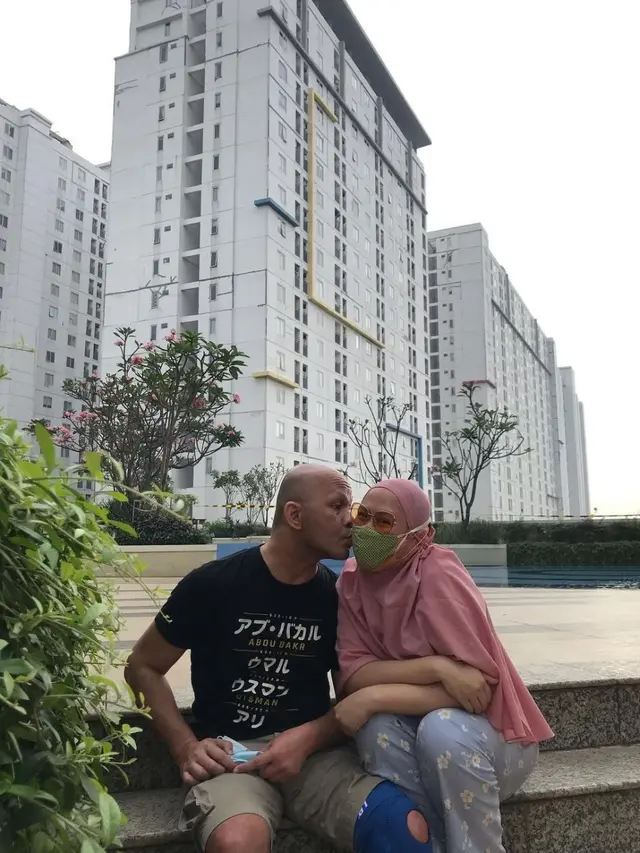 6 Potret Harry Pantja dan Istri, Setia Mendampingi Selama Perawatan Stroke
