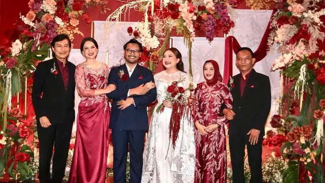 6 Potret Ira Wibowo dan Katon Bagaskara di Pernikahan Chika Bagaskara, Tetap Rukun
