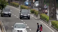 Pejalan kaki saat menyebrang dikawasan Kuningan, Jakarta, Selasa (13/1/2015). (Liputan6.com/Faizal Fanani)