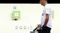 Atlet menembak Turki, Yusuf Dikec, bertarung di nomor 10m air pistol mixe team pada ajang Olimpiade Paris 2024, di Chateauroux Shooting Centre, Rabu (30/7/2024). (Alain Jocard/AFP)