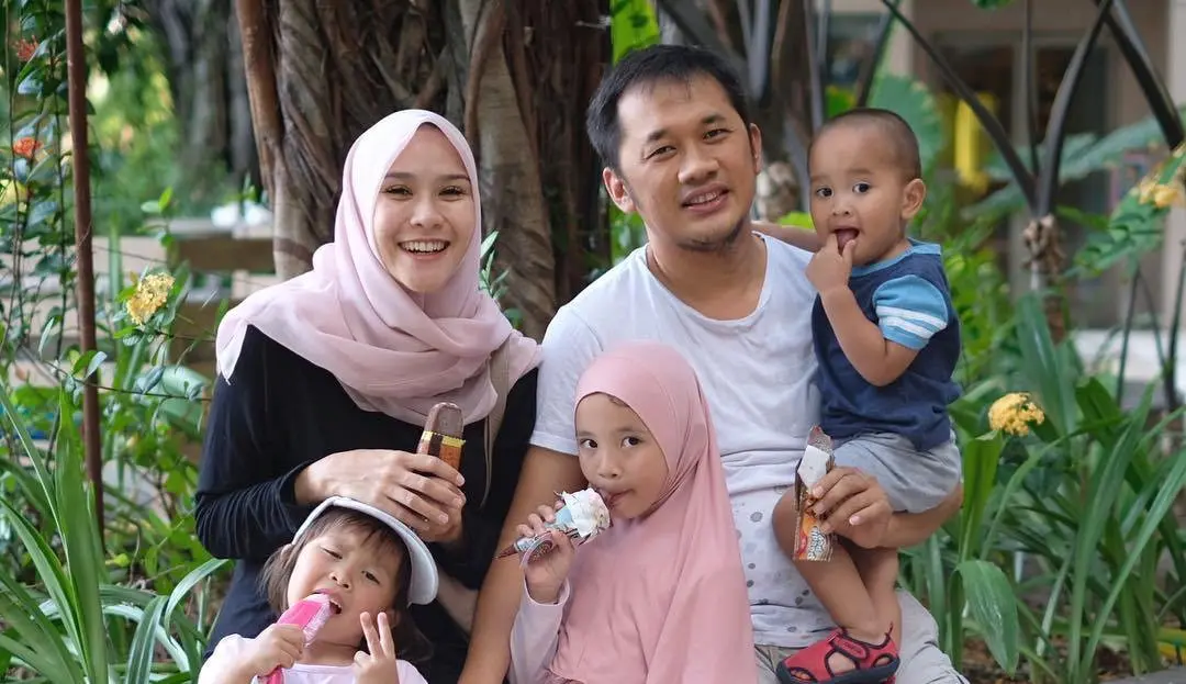 Zaskia Adya Mecca bersama suami dan anak-anaknya.