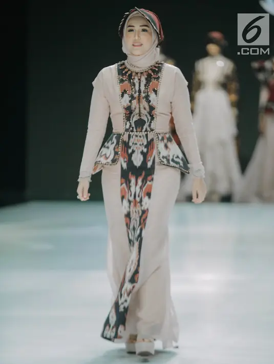 Model mengenakan busana rancangan Gita Orlin pada ajang Indonesia Fashion Week (IFW) 2019 di Jakarta Convention Center, Kamis (28/3). Desian Gita Orlin kali ini terinspirasi dari kecantikan “Tenun Sumba” yang bertajuk “Wairinding". (Liputan6.com/Faizal Fanani)