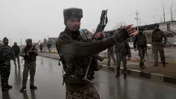 Tentara India berpatroli di dekat lokasi ledakan bom mobil di Lethpora di distrik Pulwama, Kashmir, India (14/2). Sedikitnya 16 tentara India tewas dan 20 orang terluka akibat kejadian tersebut. (AP Photo/Dar Yasin)