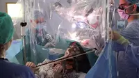 Pebiola Dagmar Turner bermain biola saat menjalani operasi pengangkatan tumor dari kepalanya.