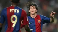 Striker Barcelona, Lionel Messi, melakukan selebrasi bersama Samuel Eto'o, usai membobol gawang Osasuna pada laga La Liga di Stadion Camp Nou, (9/9/2006). (AFP/Lluis Gene)