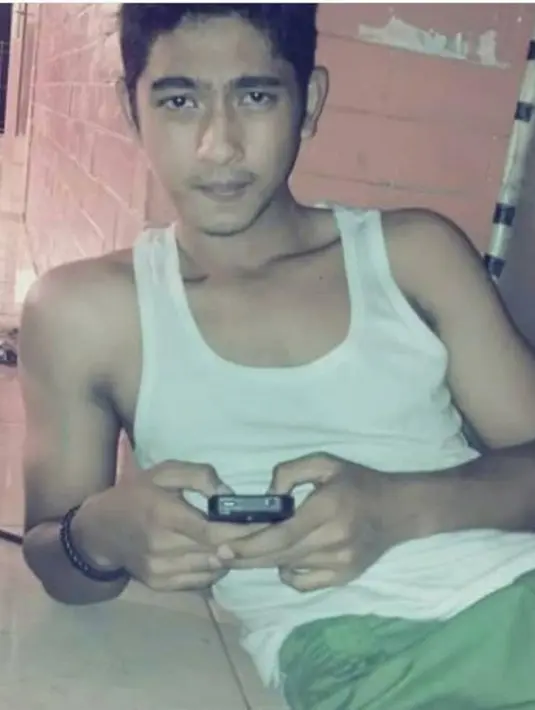 Pemeran Aldebaran di sinetron Ikatan Cinta ini memang sudah memiliki aura bintang di awal karier. Meski harus jalani karier dengan gaji sedikit, Arya Saloka tetap kuat berjuang. Kerja kerasnya dulu telah berhasil membuat Arya Saloka setenar sekarang. (Liputan6.com/IG/bundanya_dammey)