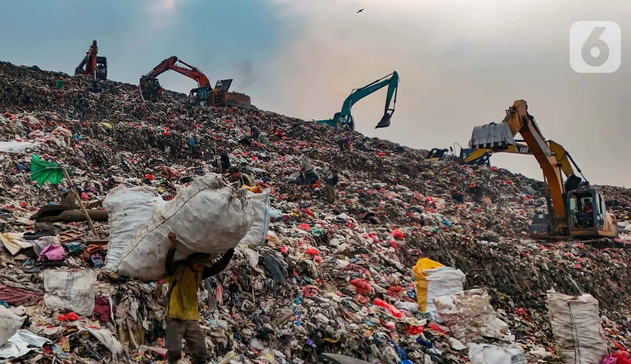 Saat ini TPA Cipayung kelebihan kapasitas untuk menampung sampah.  (merdeka.com/Arie Basuki)