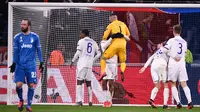 Kiper Lyon Anthony Lopes merayakan dengan bek Lyon Jason Denayer usai mengalahkan Juventus pada leg pertama babak 16 besar Liga Champions di Stadion Parc Olympique Lyonnais, Decines-Charpieu, Perancis, Rabu (26/2/2020). Lyon menang 1-0. (FRANCK FIFE/AFP)