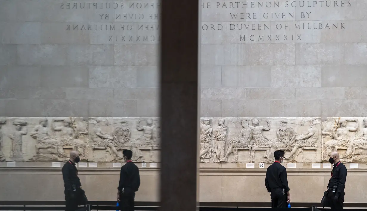 Sejumlah staf terlihat saat pratinjau media menjelang pembukaan kembali Museum Inggris di London, Inggris (25/8/2020). Museum tersebut akan dibuka kembali pada 27 Agustus. (Xinhua/Han Yan)