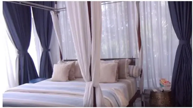 Momo Geisha memiliki tempat tidur yang nyaman disertai kelambu, bak hotel berbintang.