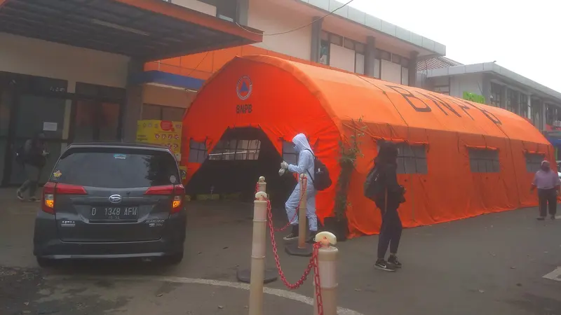 Tenda BNPB didirikan di RSUD Kota Bandung untuk mengantisipasi kenaikan jumlah pasien COVID-19, Kamis, 1 Juli 2021.(Arie Nugraha)