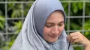 Ibu dari Alleia Anata Irham ini memiliki paras yang memesona. Apalagi kini ia tampil berhijab yang semakin membuatnya tampak menawan. Foto hijab Sarah Amalia pun banjir pujian dari warganet. (Liputan6.com/IG/khaiscarves)