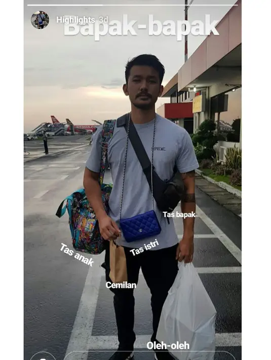 Terlihat dari unggahan di Instastorynya, Rio membawa banyak barang milik anak dan istrinya. Ia menuliskan juga nama-nama barang yang dibawanya, seperti tas punya ia, Atiqah dan Salma. Selain  itu juga ada plastik oleh-oleh. (Instagram/Riodewanto)