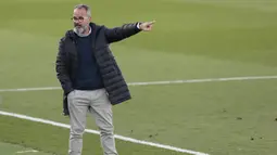 Pelatih Cadiz, Alvaro Cervera, saat melawan Real Madrid pada laga Liga Spanyol di Stadion Alfredo Di Stefano, Minggu (18/10/2020). Real Madrid takluk dengan skor 1-0. (AP/Bernat Armangue))