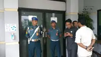 Sejumlah petugas berjaga di RSAL Mintohardjo Jakarta.