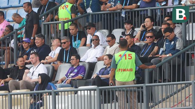 Foto: Melihat Diskusi Seru Lord Athur Irawan Bersama Patrick Kluivert Saat Menyaksikan Laga Persita vs Persik di BRI Liga 1