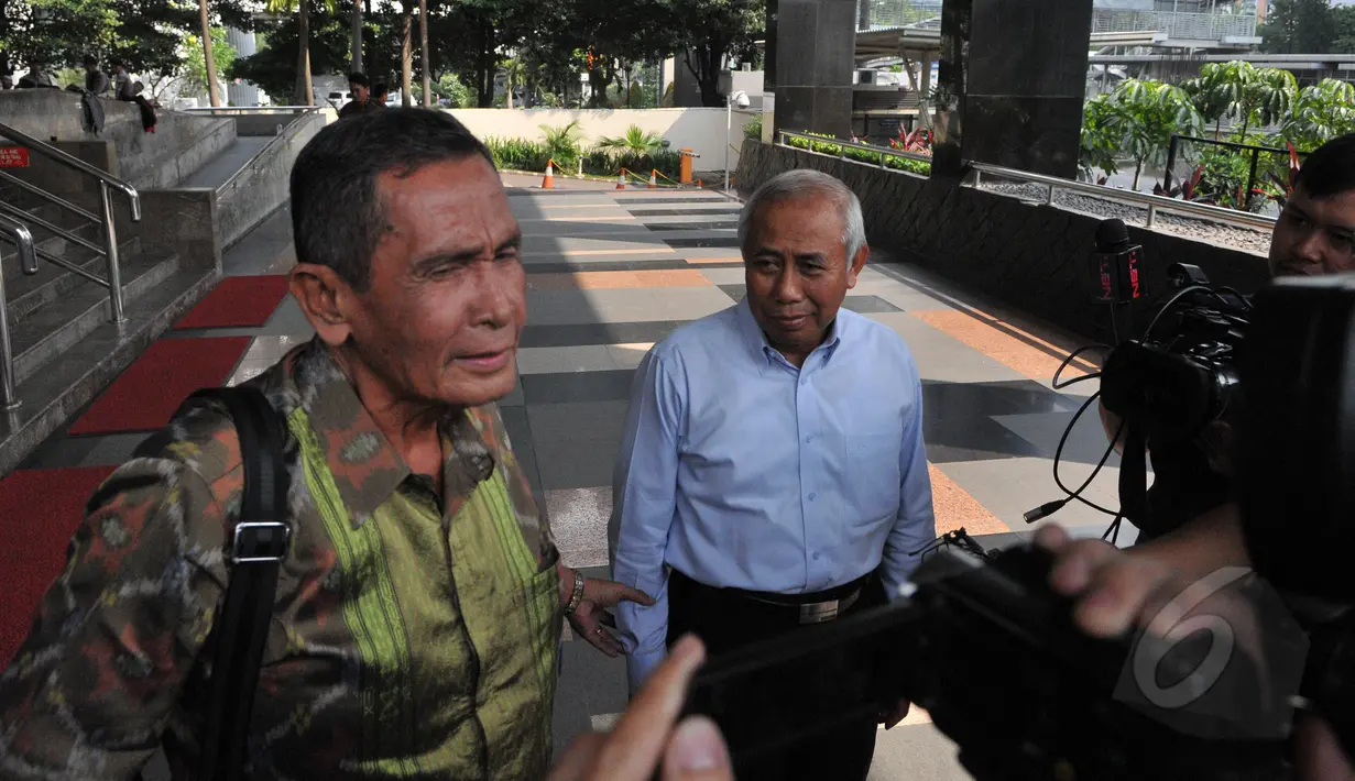 Mantan Komisioner KPK, Tumpak Hatorangan Pangabean (kiri) dan Mantan Deputi Penindakan KPK, Ade Raharja saat mendatangi Gedung KPK, Jakarta, Senin (18/5/2015). (Liputan6.com/Herman Zakharia) 