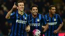 Para pemain Inter Milan merayakan gol yang dicetak oleh Ivan Perisic ke gawang Bologna pada laga Serie A Italia di Stadion San Siro, Sabtu (12/3/2016). Inter Milan berhasil menang 2-1 atas Bologna. (AFP/Giuseppe Cacace)