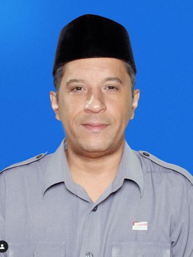 6 Editan Foto Seleb Dunia Pakai Peci Ini Bikin Pangling, Tampak Melokal