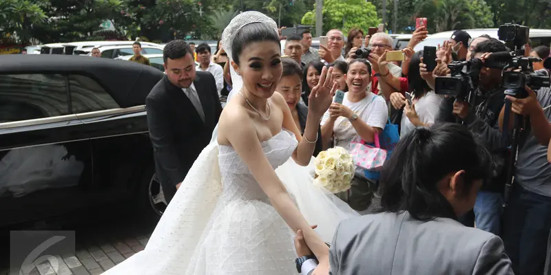 20161108-Sandra Dewi dan Harvey Moeis Tiba di Katedral-Jakarta