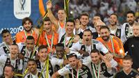 1. Selebrasi juara dilakukan pemain Juventus usai menundukan AC Milan Juventus pada laga Final Piala Super Italia yang berlangsung di stadion King Abdullah Sports City, Jeedah, Kamis (17/1). Juventus menang 1-0 (AFP/Giuseppe Cacace)