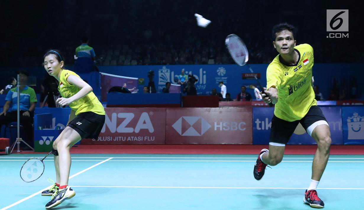 Ganda campuran Indonesia, Ricky Karandasuwardi/Debby Susanto mengembalikan kok ke arah He Jiting/Du Yue (China) pada Indonesia Open 2018 di Istora GBK, Jakarta, Selasa (3/7). Ricky/Debby unggul. 17-21, 21-13, 24-22 (Liputan6.com/Helmi Fithriansyah)