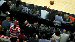 President Amerika Serikat Barack Obama melempar bola pada pembukaan NBA antara  Cleveland Cavaliers melawan Chicago Bulls di Chicago, Selasa(27/10/2015). (REUTERS / Jonathan Ernst)