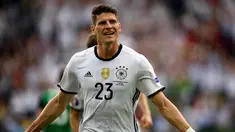 Mario Gomez mencetak gol tunggal kemenangan Jerman atas Irlandia Utara, 1-0, pada laga Grup C Piala Eropa 2016 di Parc des Princes, Paris, Selasa (21/6/2016). (AFP/Lionel Bonaventre)