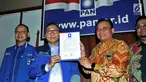 Ketum PAN Zulkifli Hasan (dua kiri) foto bersama Ketua Bawaslu Abhan (dua kanan) di Kantor DPP PAN, Jakarta, Kamis (5/7). Bawaslu mengunjungi DPP PAN untuk mensosialisasikan pengawasan dan pencalonan Pileg dan Pilpres 2019. (Merdeka.com/Iqbal S. Nugroho)