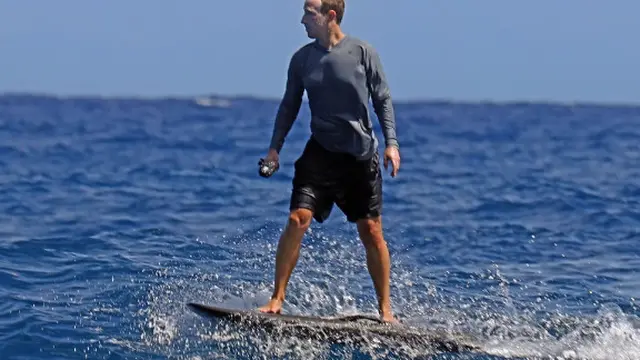 Mark Zuckerberg Selancar Pakai Sunscreen Tebal, Netizen: Mirip Joker