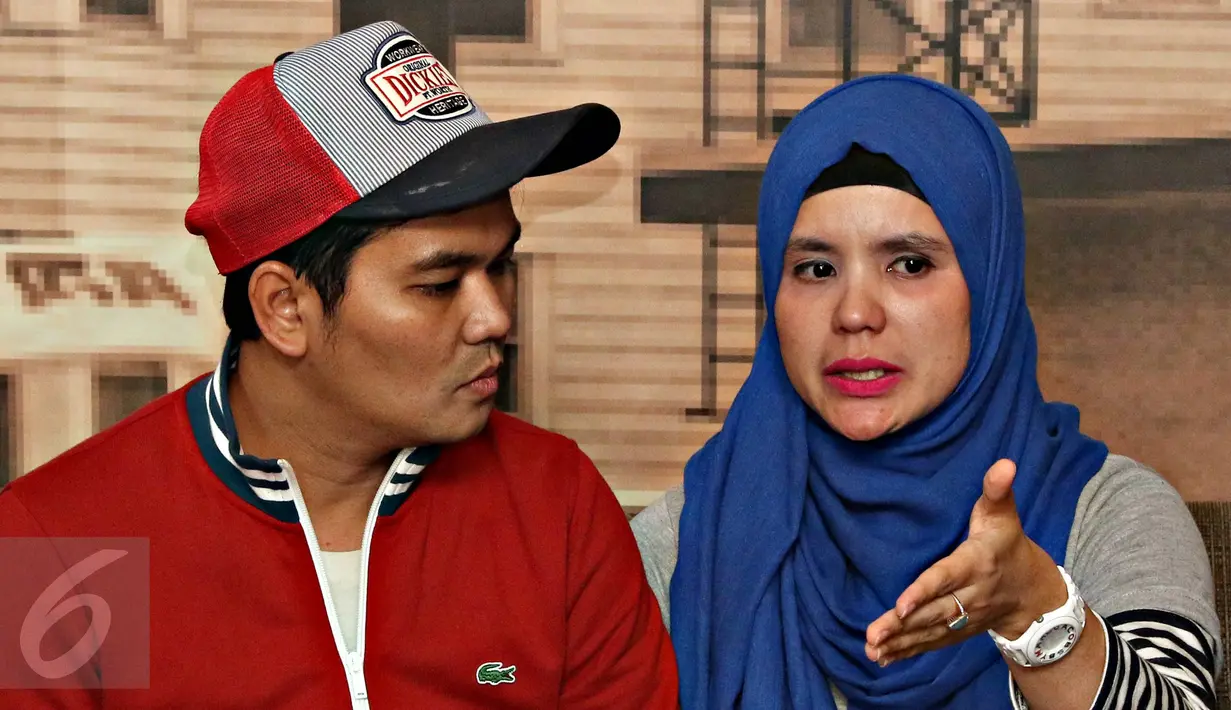 Presenter Indra Bekti didampingi istrinya Aldila Jelita memberikan keterangan pers terkait dugaan pelecehan seksual terhadap Lalu Gigih Arsanofa di Jakarta, Senin (1/2). (Liputan6.com/Immanuel Antonius)