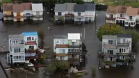 Badai Florence mengakibatkan banjir di wilayah Jacksonville, Carolina Utara, AS, Minggu (16/9). Sebanyak 20.000 warga menyelamatkan diri ke tempat pengungsian. (AP Photo/Steve Helber)