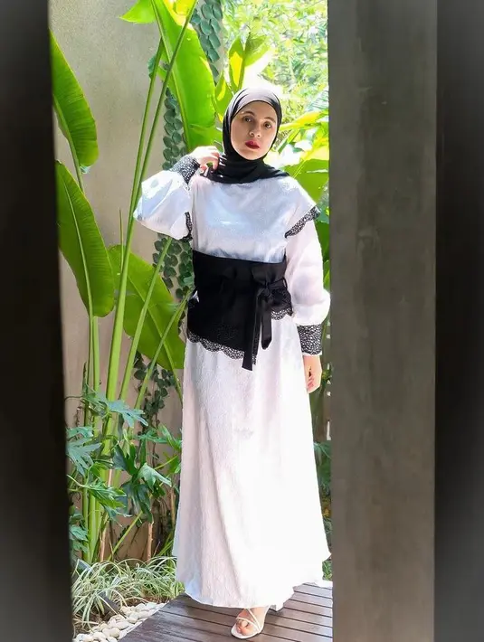 Atau bisa juga kenakan gamis warna putih polos yang dikombinasikan dengan obi belt warna hitam. Stunning! (Instagram/missnyctagina).
