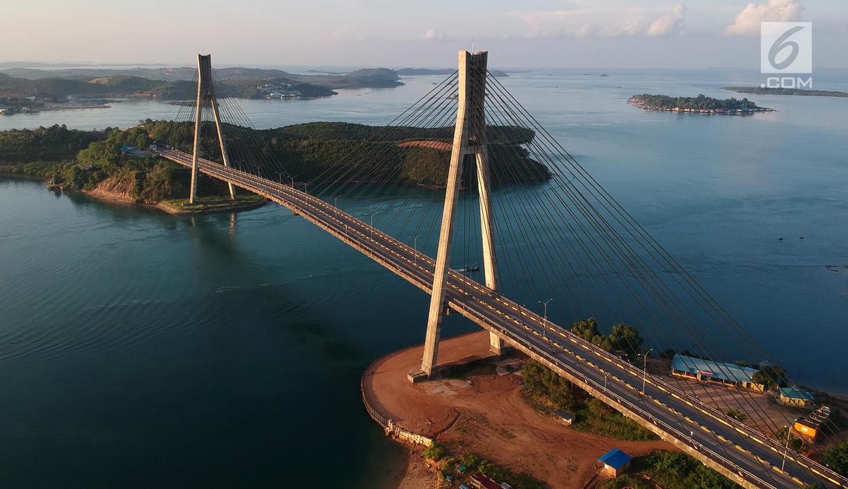 Foto udara pemandangan dari jembatan Barelang di Batam, Kepulauan Riau, Senin (7/5). Enam buah jembatan megah ini merupakan proyek vital sebagai penghubung jalur Trans Barelang yang membentang sepanjang 54 kilometer. (Liputan6.com/Arya Manggala)