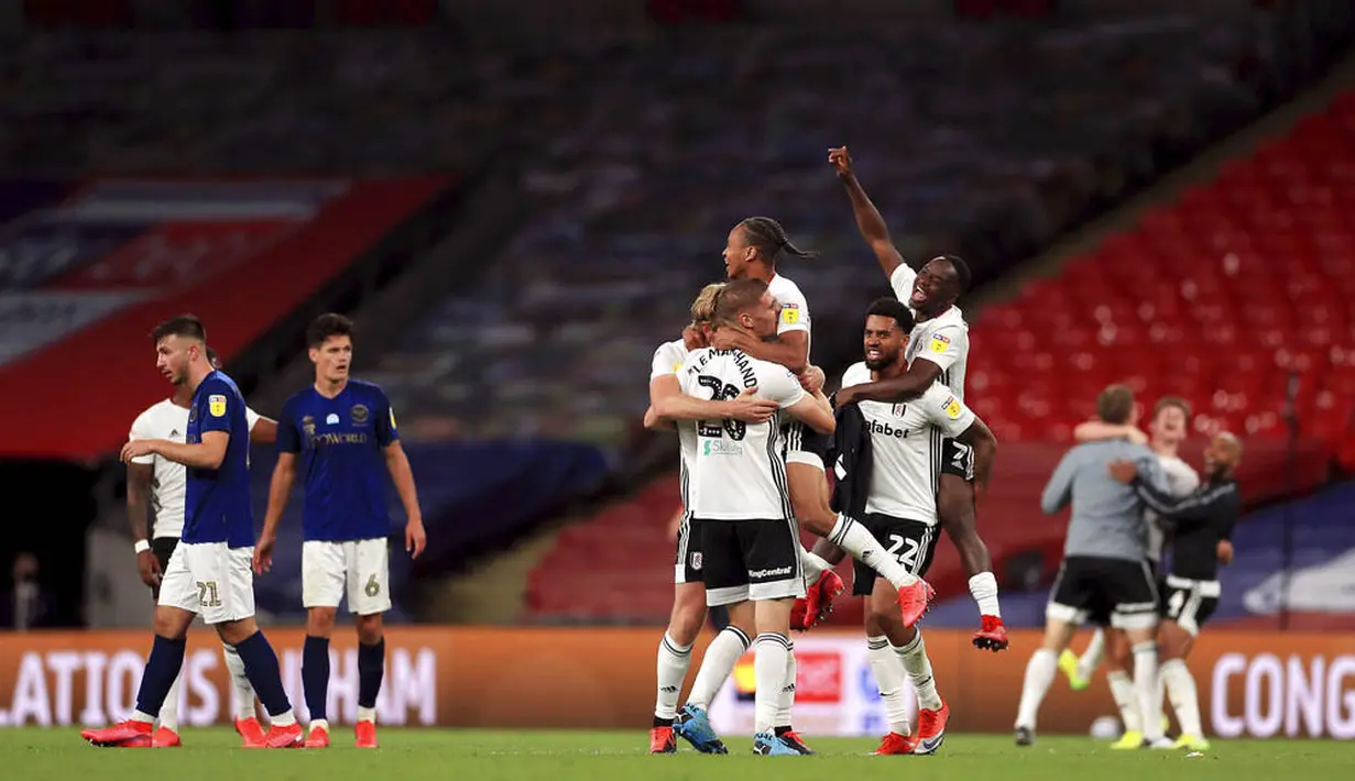 Para pemain Fulham melakukan selebrasi usai menang atas Brentford pada laga final play-off Divisi Championship di Stadion Wembley, Rabu (5/8/2020). Kemenangan tersebut membawa Fulham kembali ke Premier League. (Mike Egerton/PA via AP)