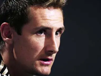 Penyerang Jerman Miroslav Klose di sesi konferensi pers di Hotel Velmore, Erasmia, Pretoria, 4 Juli 2010 sehari setelah Jerman unggul 4-0 atas Argentina di perempat final PD 2010. AFP PHOTO / JOHN MACDOUGALL 