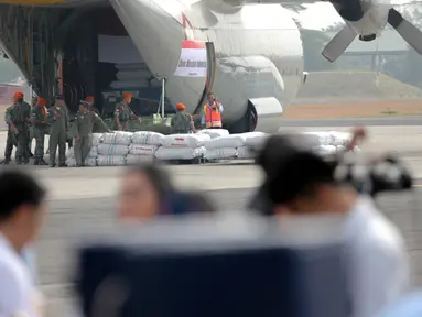 Prajurit TNI AU memasukkan bantuan kemanusiaan Rohingya ke dalam pesawat Hercules di Lanud Halim Perdanakusuma, Jakarta, Rabu (13/9). Sebanyak 34 ton bantuan itu berupa beras, bahan siap saji, tenda, dan selimut. (Liputan6.com/Faizal Fanani)