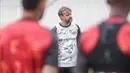 Pelatih Persija Jakarta, Mauricio Souza, memastikan konsentrasi Macan Kemayoran saat ini diarahkan melawan Persijap Jepara. Tampak dalam foto, pelatih Persija, Mauricio Souza saat memimpin timnya berlatih di Stadion Madya, Kompleks Gelora Bung Karno, Senayan, Jakarta, Jumat (2/1/2026). (Bola.com/Abdul Aziz)