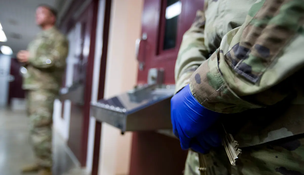 Tentara AS memegang kunci dalam penjara Camp VI Pangkalan Angkatan Laut Teluk Guantanamo, Kuba, Rabu 17 April 2019. Tidak sedikit tahanan yang dipenjara tanpa lebih dulu diadili. (AP Photo/Alex Brandon)