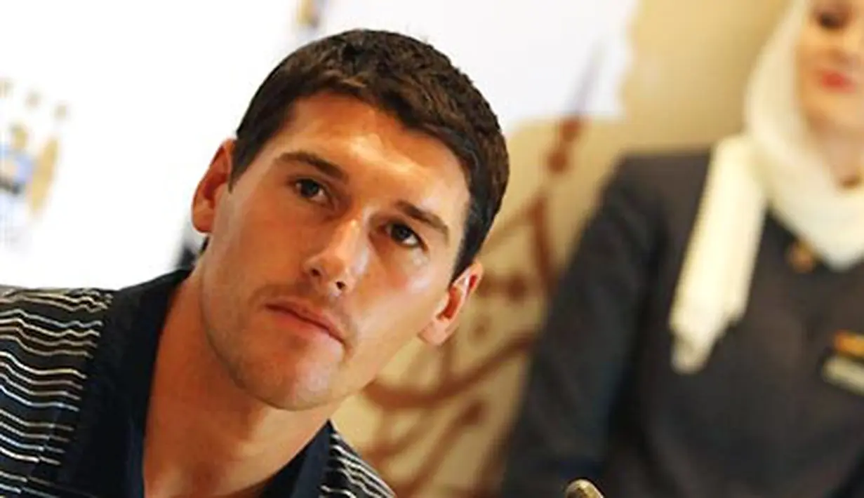 Pemain baru Manchester City, Gareth Barry dalam konferensi pers di Hotel Emirates Palace di Abu Dhabi pada 16 Juli 2009. Manchester City berada di Uni Emirat Arab dalam rangkaian tur pramusim. AFP PHOTO/KARIM SAHIB